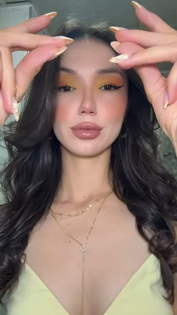 Maybelline- Serum etkili rujlarla her renk için ayrı kombin ayrı göz makyajıyla dikkat çekici ve uyum yakalayan Tiktok video
